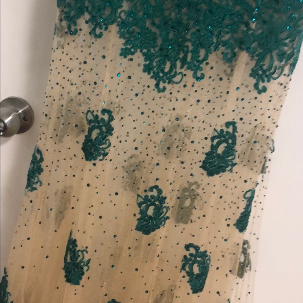 PROM DRESS 💚 - Picture 3 of 5